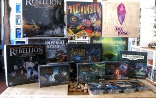 Board Games on Table, Star Wars Rebellion, Star Wars Imperial Assault, Panic Mansion, Dice Forge, Photosynthese, Arkham Horror LCG, Aeltere Zeichen
